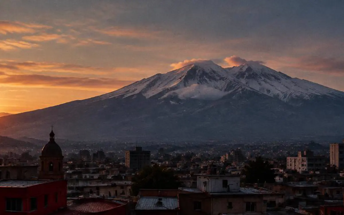 Volcán nevado sobre los techos de Toluca al amanecer